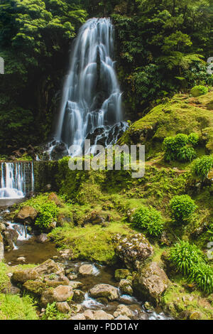 Wasserfälle in Azoren immer einen sehr hohen Kontrast zu den üppigen Grün der Insel. Sie können in vielen Orten wie Azoren gefunden werden hat viele Hil Stockfoto
