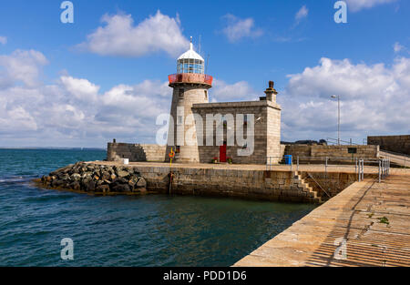 Hafen von Howth Lighthouse, im Jahre 1817 erbaut, befindet sich am Ende des Ostens Pier entfernt. Stockfoto