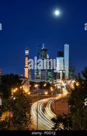 Moskva-City Wolkenkratzer und Auto Licht Trails unter Moonlight Stockfoto