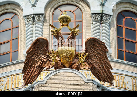 = Double-Headed Adler auf den Heiligen belebenden Dreifaltigkeitskathedrale = Bronze doppelköpfige Adler, das Symbol des Russischen Staates, schmückt die Oberseite des Stockfoto