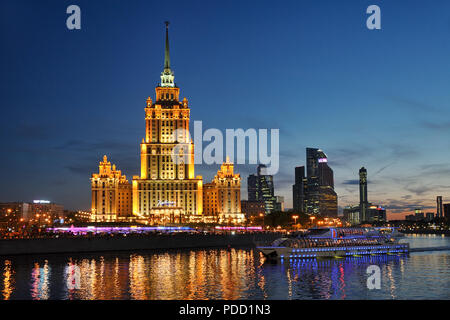 Luxus Radisson Cruiser am ehemaligen Hotel Ukraina im Frühjahr Twilight Stockfoto