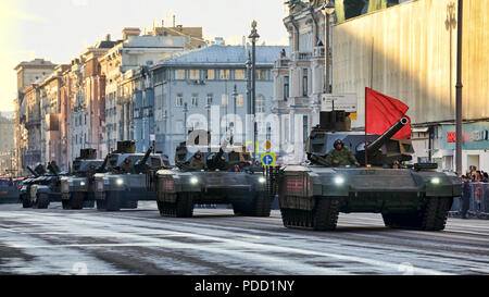 = Spalte von T-14 Armata Tanks mit roten Fahne auf der Tverskaya Straße = Die Spalte der Russischen der Kampfpanzer T-14 (Objekt 148) auf schwere Unified Stockfoto