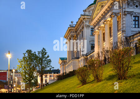 Winkel, Ansicht von pashkov Haus im Frühjahr Twilight Stockfoto