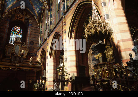 Innenraum der Marienkirche in Krakau in Polen Stockfoto