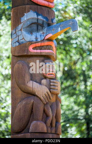 Zeder und Lachs Totem Pole an der Alten Angeln Loch Kent Seattle, Washington USA am 05.07.2018 Stockfoto