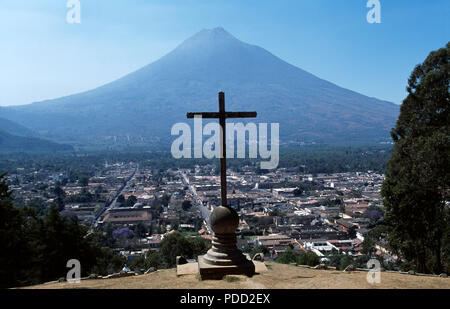 Kreuz auf dem Cerro de la Cruz mit Blick auf Antigua und Vulkan de Agua in Guatemala Stockfoto