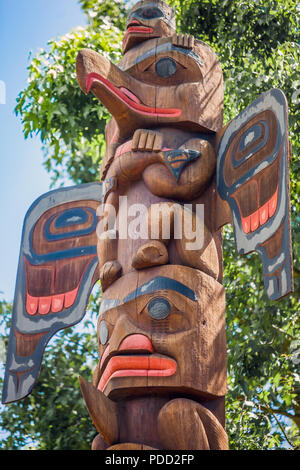 Zeder und Lachs Totem Pole an der Alten Angeln Loch Kent Seattle, Washington USA am 05.07.2018 Stockfoto