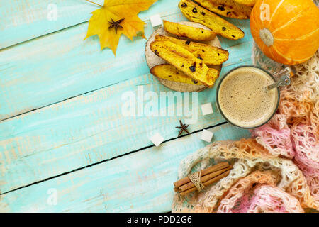 Herbst Hintergrund backen. Frisch gebackene, Rosinen und Zimt biscotti und eine Tasse Cappuccino auf einem Tisch im rustikalen Stil. Ansicht von oben flach b Stockfoto