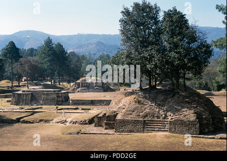 Plaza B, Tempel 2, Iximche Mayan Site im westlichen Hochland von Guatemala Stockfoto