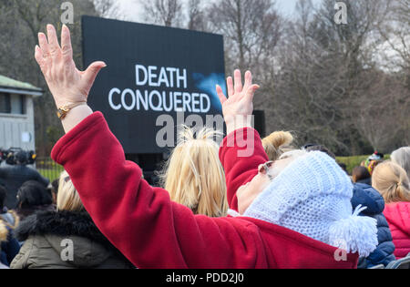 Destiny Church veranstaltet eine Osterfeier am Ross Bandstand, Princes Street Gardens Stockfoto