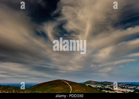 Wispy Wolken von Ragleth Hügel gesehen, mit dem Wrekin und Hope Bowdler Hügel in der Ferne, Church Stretton, Shropshire Stockfoto