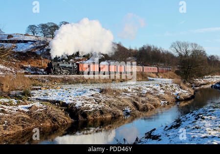 Standard Tank 80072 Ansätze Cheddleton auf die Churnet Valley Railway. Stockfoto