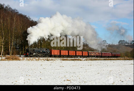 Standard Tank 80072 Ansätze Cheddleton auf die Churnet Valley Railway. Stockfoto