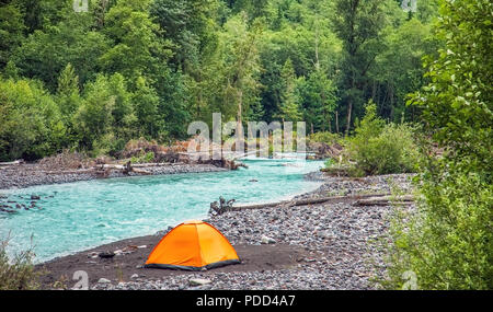 Zelt auf dem Nisqually River im Mount Rainier National Park in Washington USA Stockfoto