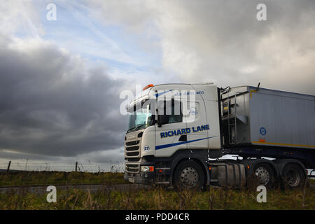 Richard Lane Spedition Renault bulk Kipper Fahrt entlang einer B-Straße in Derbyshire Stockfoto