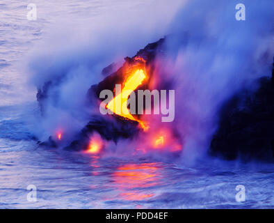 Lava, Fließen, Kilauea, Hawaii. Lava schlagen Ozean und Kühlung Stockfoto