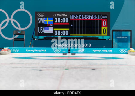 Das US-Team vs Team Schweden konkurrieren in der Curling Spiel mit der Goldmedaille bei den Olympischen Winterspielen PyeongChang 2018 Stockfoto