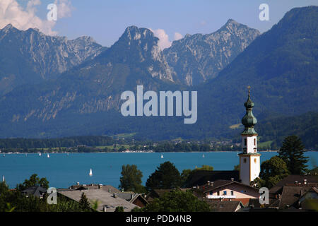 Kirche von St. Gilgen am Wolfgangsee (Wolfgangsee) und Berge Stockfoto