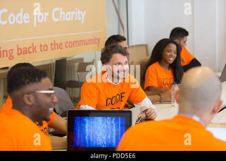 Hacker Codierung für Nächstenliebe an hackathon Stockfoto