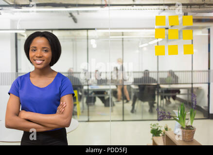 Porträt Lächeln, selbstbewussten kreativen Geschäftsfrau im Büro Stockfoto