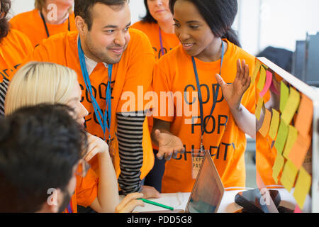 Hacker Codierung für Nächstenliebe an hackathon Stockfoto