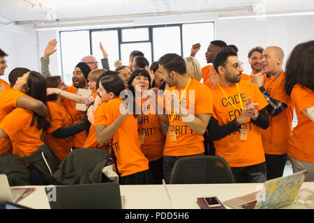 Happy Hacker feiern, Codierung für Nächstenliebe an hackathon Stockfoto