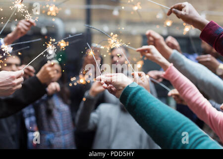 Freunde feiern mit Wunderkerzen Stockfoto