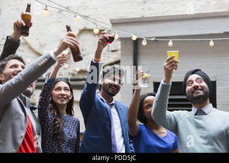 Freunde toasten Getränke bei Party auf der Terrasse Stockfoto