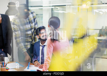 Lächelnd Geschäftsmann Meeting mit Kollegen im Büro Stockfoto