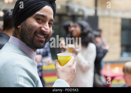 Portrait lächelnden Mann in Turban trinken, genießen Partei Stockfoto