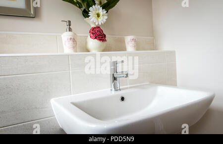 Waschbecken in einem modernen Badezimmer. Stockfoto