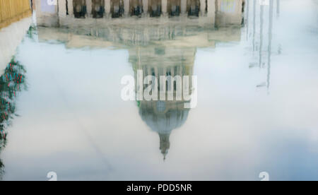 Nottingham Rat Haus spiegelt sich in der Wasserspiel in der Old Market Square, Nottingham, England. Stockfoto