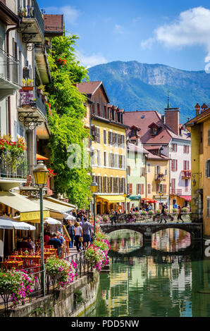 Der See von Annecy, die durch die schönen alpinen Stadt Annecy im Südosten von Frankreich. Stockfoto