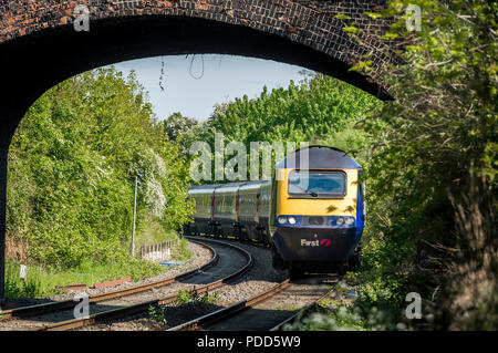 Klasse 43 Zug in First Great Western Livree, die unter einer Brücke. Stockfoto