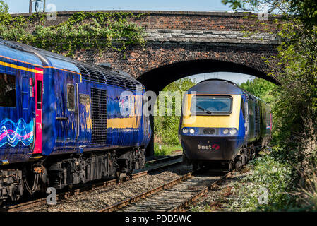 Klasse 43 Züge in First Great Western Livree, die unter einer Brücke. Stockfoto