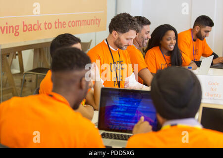 Hacker Codierung für Nächstenliebe an hackathon Stockfoto