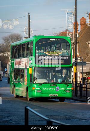 Nottingham City Transport Double Decker Bus entlang einer Straße in Nottinghamshire, England reisen. Stockfoto