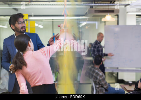 Kreative Geschäftsleute brainstorming im Büro Stockfoto