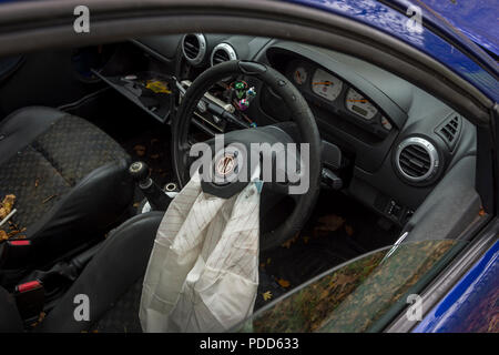 Airbag in einem verlassenen Unfallfahrzeugs. Stockfoto