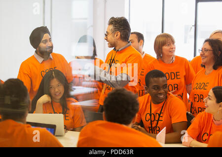 Hacker Codierung für Nächstenliebe an hackathon Stockfoto