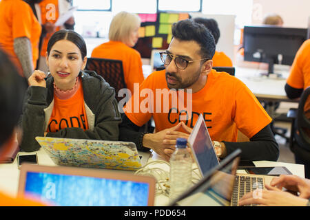 Hacker Codierung für Nächstenliebe an hackathon Stockfoto