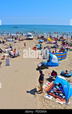 Voll besetzt Sommer & Strand Szene in Saundersfoot, Pembrokeshire. Stockfoto