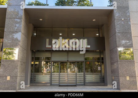 Belgrad, SERBIEN - Juli 26, 2018: logo Lukoil auf Ihrer Hauptniederlassung für Serbien. Lukoil Corporation ist die wichtigsten russischen Öl- und Gasproduzenten, die in Stockfoto
