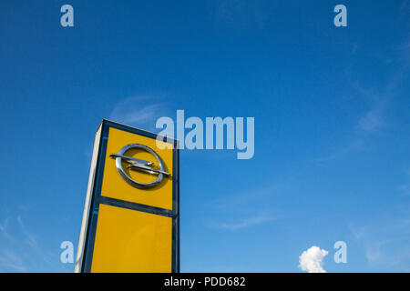Belgrad, SERBIEN - Juli 29, 2018: Opel Logo auf ihren wichtigsten Händler store Belgrad. Opel ist ein deutsches Auto und Kfz-Hersteller, Teil der PSA gro Stockfoto