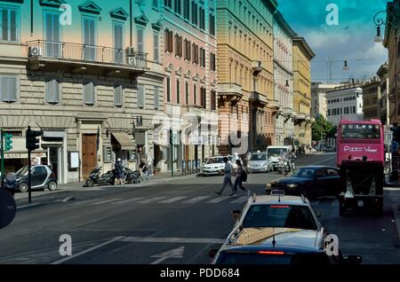 Geschäfts- und Wohngebäude in der Nähe der Straße, Rom, Italien, Europa Stockfoto