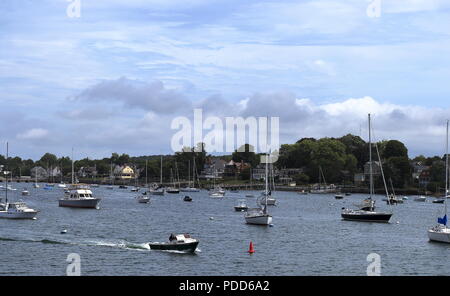 Newport, Rhode Island - Juli 26, 2018: Ansicht der Narragansett Bay mit angelegten Boote Stockfoto