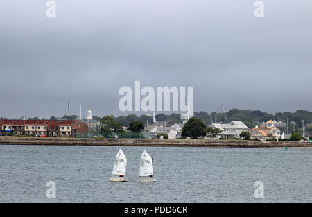 Newport, Rhode Island - Juli 26, 2015: Segelboote Kreuzfahrt die Wasser der Narragansett Bay an einem Sommernachmittag Stockfoto