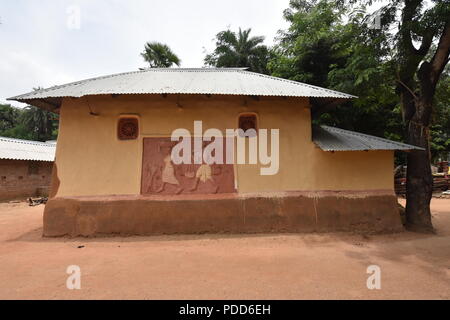 Tribal Lehmhütte mit Wandmalereien von Bonerpukurdanga - ein santali Dorf an Bolpur, im Bezirk Birbhum, West Bengal, Indien Stockfoto