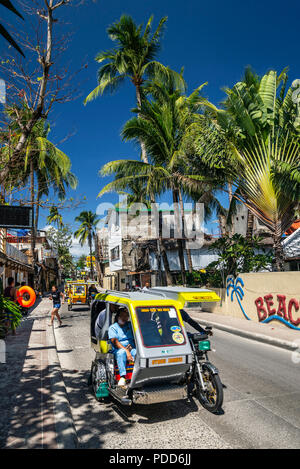 Tuk Tuk trike Taxi lokalen Verkehr auf der Hauptstraße im Zentrum von Boracay Island Philippinen Stockfoto