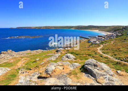 Sennen Cove, Whitesands Bay und fernen Cape Cornwall von Mayon Klippe an der South West Coast Path, Sennen, Cornwall, England, Großbritannien. Stockfoto